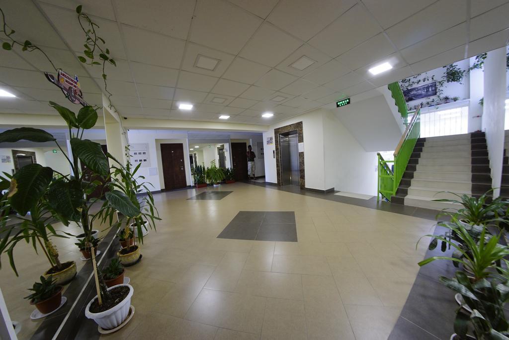 54A Tselinogradskaia Str At Alekseevka Underground Kharkiv Extérieur photo